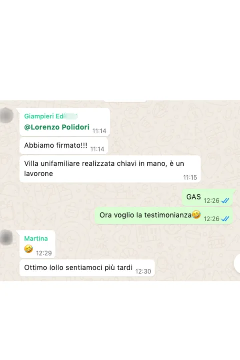 Conversazione WhatsApp con un partner: firma di una commessa per una villa unifamiliare chiavi in mano.