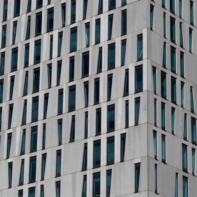 Immagine di contesto: dettaglio ravvicinato della facciata modulare di un edificio contemporaneo.